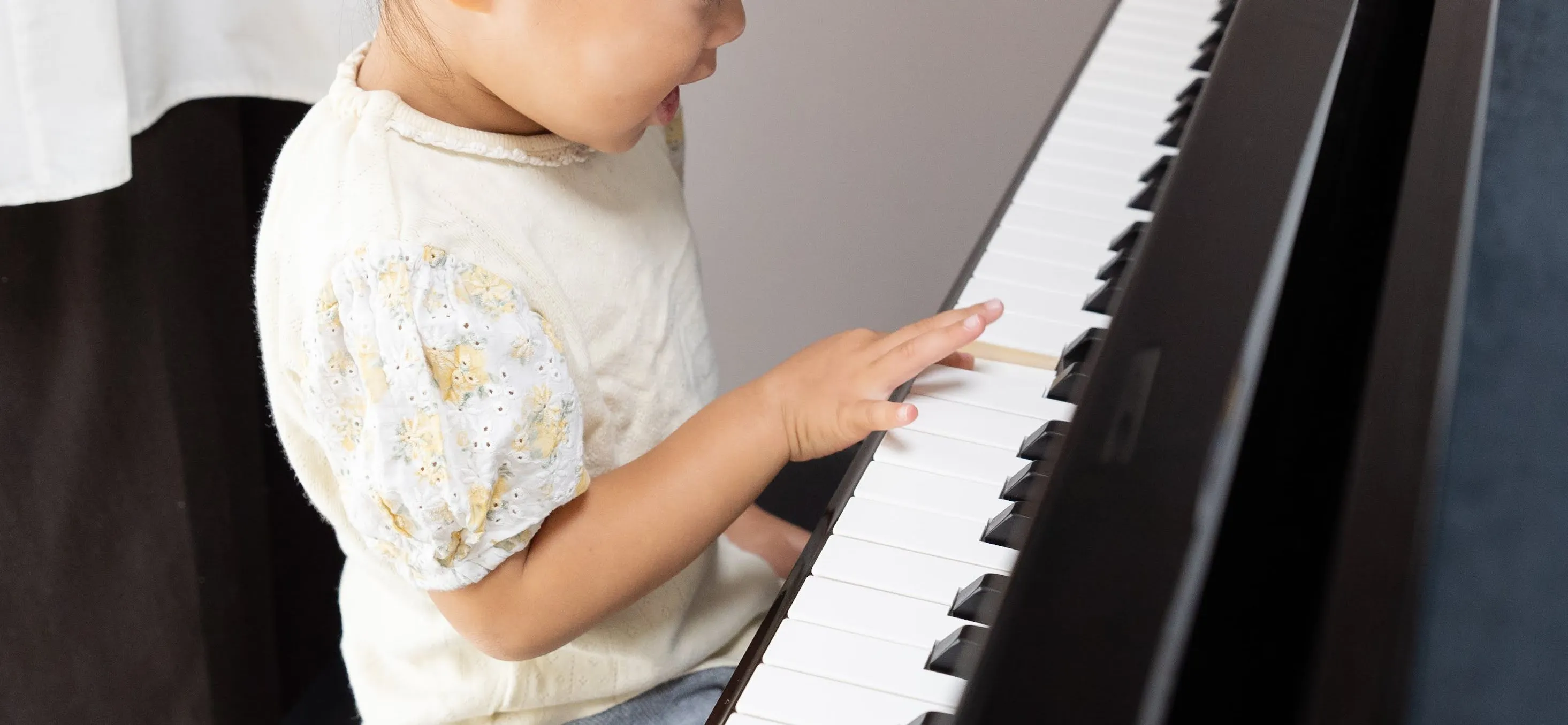 伊丹 ピアノレッスン中の子ども
